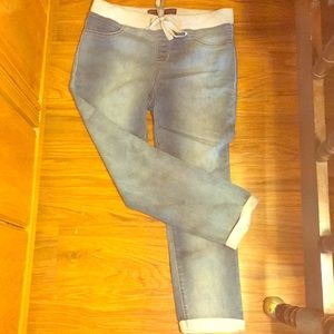 NO BOUNDARIES Capris